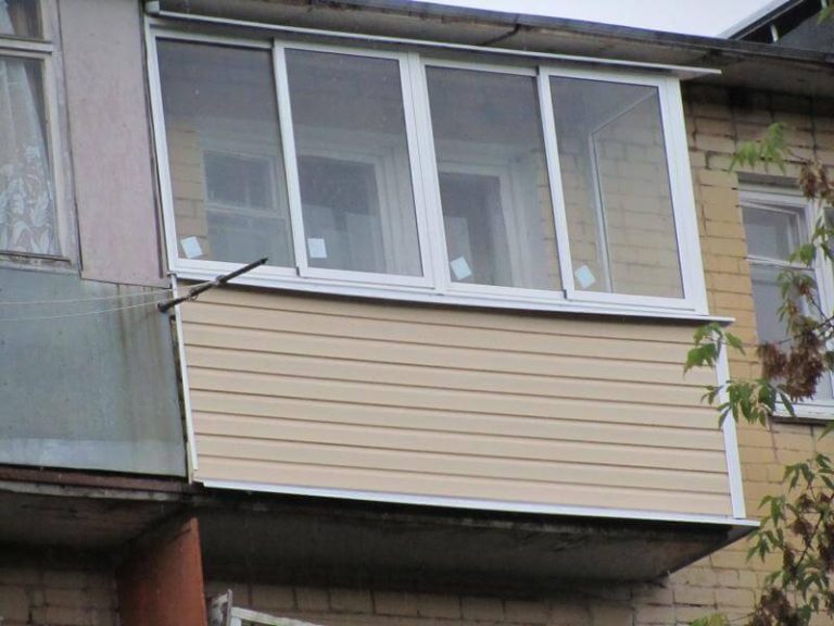 Балкон с крышей обшитый сайдингом