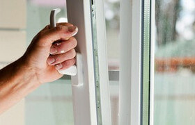 Почему заклинивает пластиковое окно?