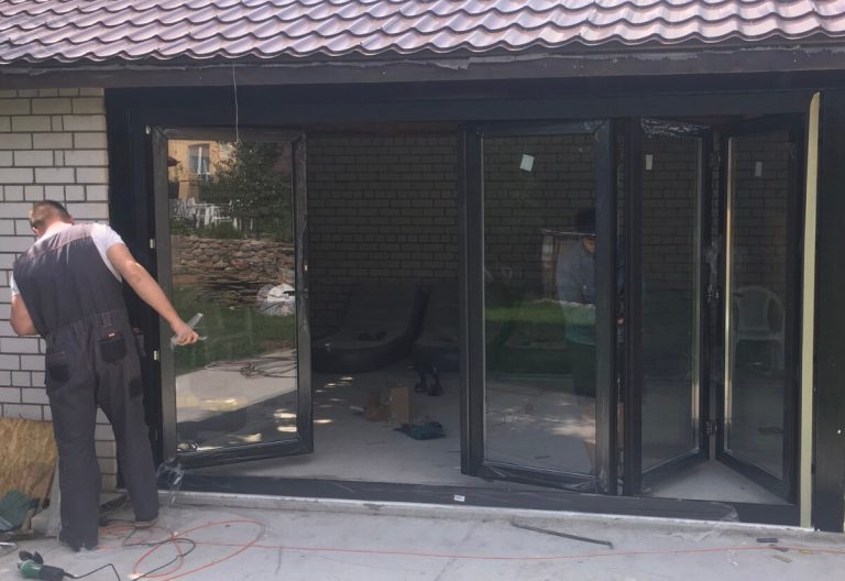 Монтаж раздвижной двери пвх «ГАРМОШКА»